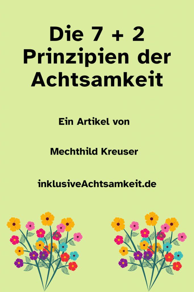 Grünes Bild mit dem Text Die 7 + 2 Prinzipien der Achtsamkeit. Ein Artikel von Mechthild Kreuser inklusiveAchtsamkeit.de Darunter Grafiken von zwei bunten Blumensträußen.