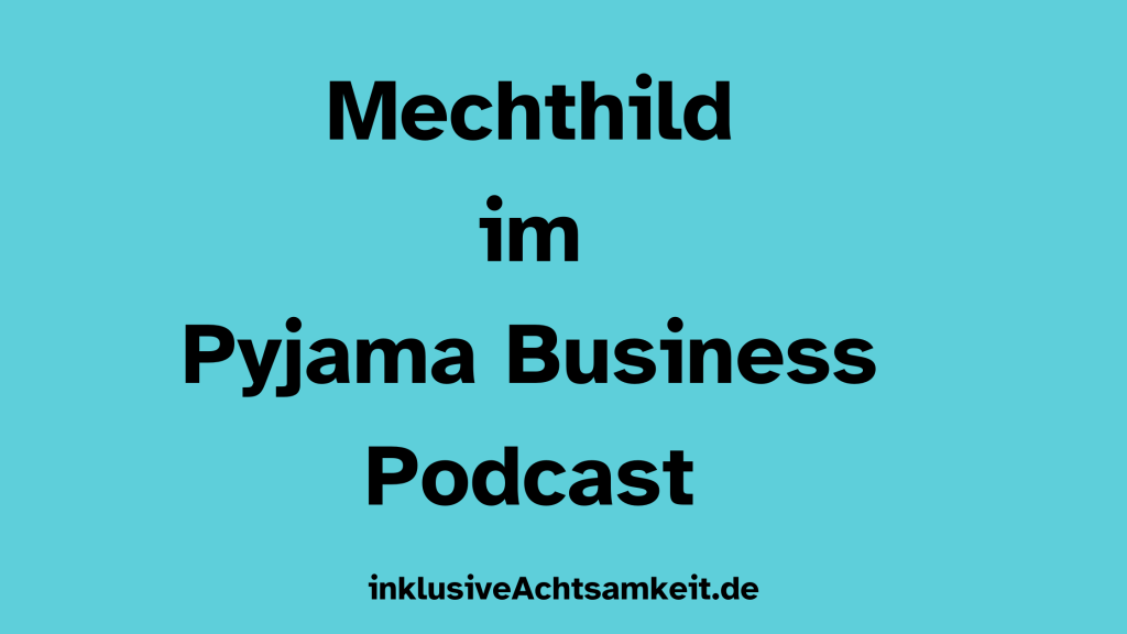 Blauer Banner mit dem Text Mechthild im Pyjama Business Podcast. Darunter die Webseite inklusiveAchtsamkeit.de