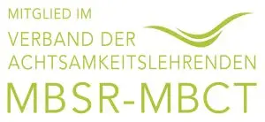 Mitglied im Verband der Achtsamkeitslehrenden MBSR-MBCT und zwei grüne Wellen, das Logo des Verbands